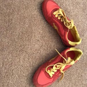 Kangaroos tennis shoes